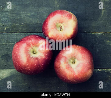 Red Delicious Apple auf einer hölzernen Oberfläche - Vintage Look Stockfoto