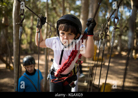 Bestimmt junge Kreuzung Zip Line an einem sonnigen Tag Stockfoto