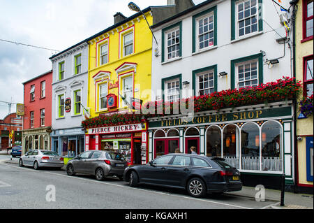 Skibbereen Main Street, Skibbereen, West Cork, Irland mit Feldern Coffee Shop und Pierce Hickey Zeitungsläden. Stockfoto