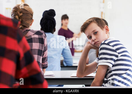 Portrait von gelangweilten jugendlichen Schüler in der Klasse Stockfoto