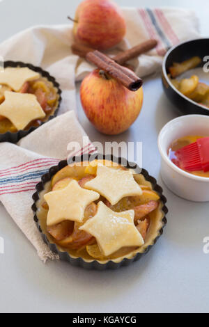 Backprozess, Zutaten zum Backen, Arbeitsplatz, kulinarisch, Hintergrund. Zutaten (Mehl, Ei, Pie Crust, Zimt) und Werkzeugen (Pinsel, Rolling Pin) Stockfoto
