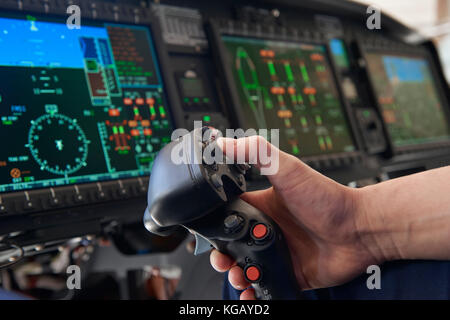 Nahaufnahme pilot Holding joystick in Helicopter Cockpit Stockfoto