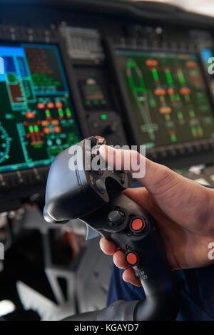 Nahaufnahme pilot Holding joystick in Helicopter Cockpit Stockfoto