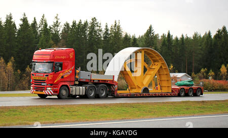 PAIMIO, Finnland - 23. OKTOBER 2015: Scania R730 Lkw hols Gewerbeobjekt auf als außergewöhnliche Belastung. Anormale transport Genehmigung ist erforderlich, wenn di Stockfoto