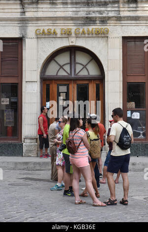 Ausländer vor einer Wechselstube Habana Vieja Kuba Stockfoto