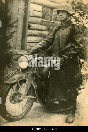 Deutsche Soldaten des Zweiten Weltkriegs ein Motorrad fahren Stockfoto