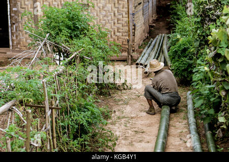 Hsipaw 3-Tageswanderung zum Shan Dörfer - Mann bei der Arbeit Stockfoto