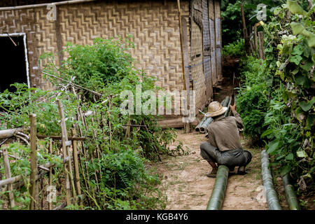 Hsipaw 3-Tageswanderung zum Shan Dörfer - Mann bei der Arbeit Stockfoto