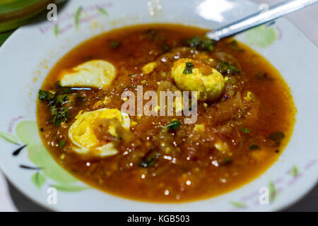 Hsipaw 3-Tageswanderung zum Shan Dörfer - Ei und Tomate dish Stockfoto