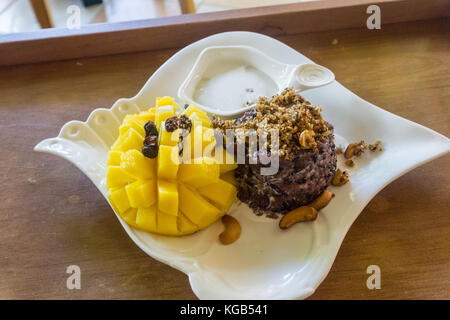 Lila klebrigen Reis und Mango Stockfoto