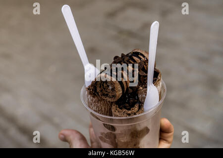 Gerollt gefrorenes Eis auf den Straßen von Thailand vorbereitet wird. Stockfoto