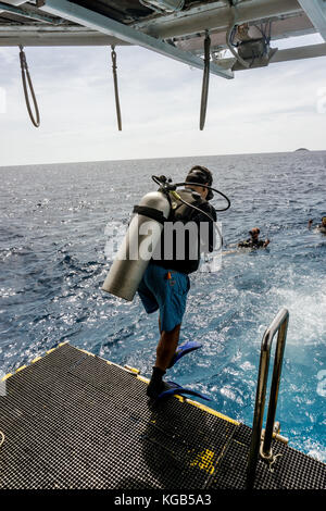 Similan Island, Thailand 3 Tage Tauchsafari Tauchen Reise - Springen in Stockfoto