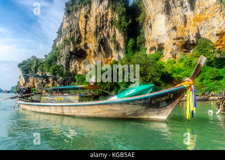 Phra Nang Beach, Krabi, Thailand - Phra Nang Beach, Krabi, Thailand - Kalkstein Karst von Strand und Boot Stockfoto