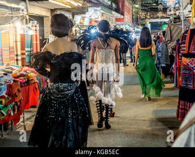 Ladyboys zu Fuß die Nacht Basar Stockfoto