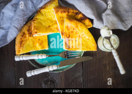Traditionelle georgische Khachapuri und matsoni megruli Onn rustikalen Tisch Stockfoto