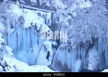 Plitvicer Seen, Nationalpark in Kroatien, Winterlandschaft mit gefrorenen Wasserfällen Stockfoto