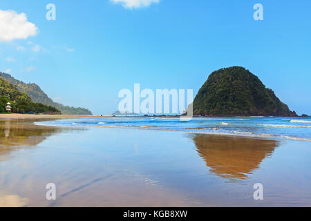 Blick auf die Rote Insel (Pulau pantai Merah) in banyuwangi in Java, Indonesien. Entlang Meer surfen durch leere der Menschen endlosen Sandstrand. Stockfoto