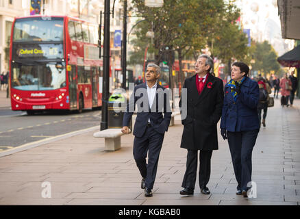 (Von links nach rechts) Bürgermeister von London Sadiq Khan, stellvertretender Leiter des Westminster Council Robert Davis und stellvertretender Bürgermeister von London für Verkehr Val Shawcross in der Oxford Street, London, da Pläne zur Fußgängerzone des westlichen Teils des beliebten Einkaufsviertels enthüllt wurden. Stockfoto