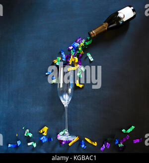 Champagner Flasche und Glas auf schwarzen Hintergrund mit buntem Konfetti. Party und Feier Konzept Stockfoto