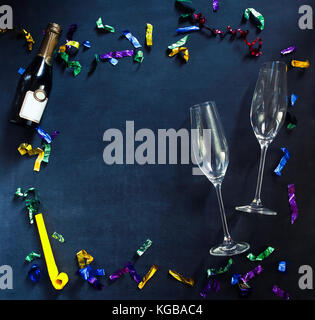 Champagner Flasche und Gläser auf schwarzen Hintergrund mit buntem Konfetti. Party und Feier Konzept Stockfoto