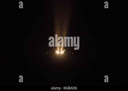 Flugzeug Landung am Flughafen Stansted bei Nacht fliegen über Thaxted in North West Essex, England, UK. Nov 2017 Stockfoto