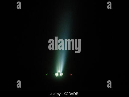 Flugzeug Landung am Flughafen Stansted bei Nacht fliegen über Thaxted in North West Essex, England, UK. Nov 2017 Stockfoto