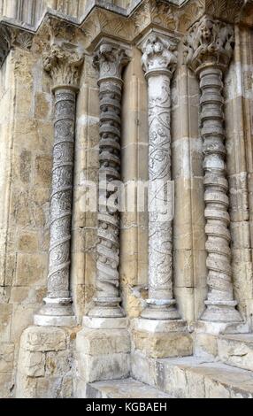 Detail der Romanischen geschnitzten steinernen Säulen St Tiago 12. Jahrhundert Kirche Coimbra Portugal Stockfoto