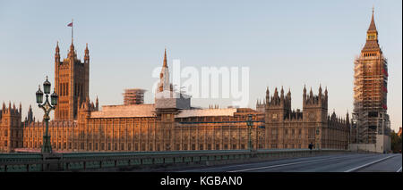 Panorama der Houses of Parliament bei Sonnenaufgang im Herbst 2017 von der Westminster Bridge mit blauem Himmel, London, Großbritannien. Kredit: Malcolm Park Stockfoto