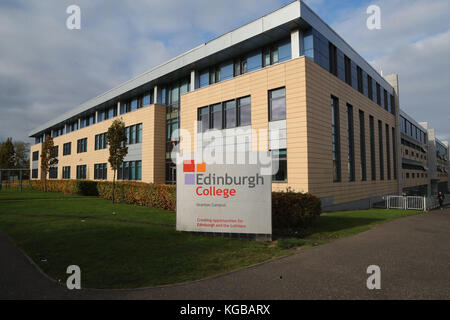 Ein Schild auf dem Campus des Edinburgh College in Granton, wo ein Polizist nicht lebensbedrohliche Verletzungen erlitt, nachdem er in den Rücken gestochen wurde. Stockfoto