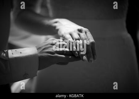 Große schöne Hochzeit Bouquet in der Frau die Hände. der Braut, Bräutigam und den Ring auf ihre Hände zeigen. Stockfoto