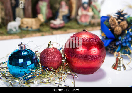 Weihnachten Hintergrund mit Dekorationen Glocken, Farbband und Kugeln auf Weiß. Stockfoto