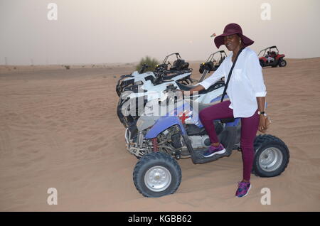 Frau auf Quad-Bike in der Desert Safari, Dubai Stockfoto