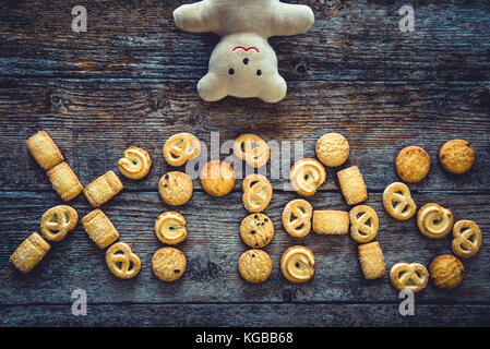 Weihnachten Wort aus Lebkuchen Cookies auf einer hölzernen Hintergrund. Weihnachten Hintergrund Stockfoto