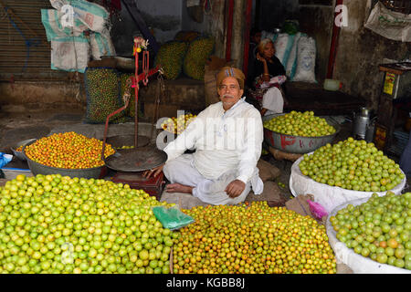 Ahmedabad, Gujarat, Indien - 30 Januar 2015: Indische verkaufen Gemüse aus Karren auf der Straße in der ahmedad Stadt im indischen Unionsstaat Gujarat in Indien Stockfoto