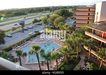 Blick auf den Swimmingpool im Rosen Inn am Point Orlando Stockfoto