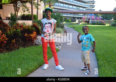 Afro-karibischen Kinder genießen Sie einen morgendlichen Spaziergang am Rosen Inn am Point Resort in Orlando Stockfoto