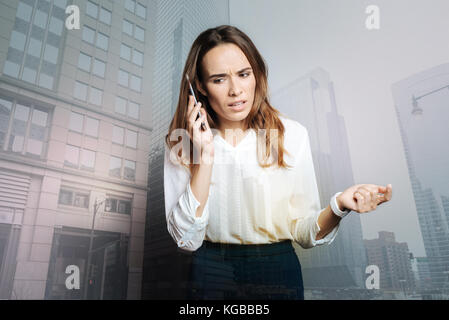 Ernsthafte nette Frau die Lösung von Problemen Stockfoto