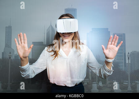 Gerne nette Frau mit 3D-Brille Stockfoto