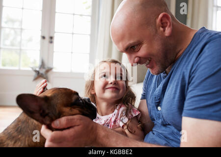 Junges Mädchen mit ihrem Vater Streichelzoo Hund zu Hause, in der Nähe Stockfoto