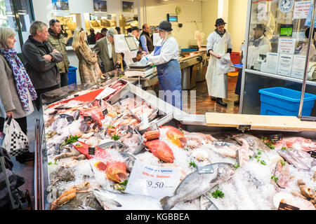 Ashton, Fischhändler, frischen Fisch, Meeresfrüchte, Stall, Shop, Anzeige, Cardiff, Cardiff, Hauptstadt von Wales, Walisisch, Großbritannien, Großbritannien, Europa, Stockfoto