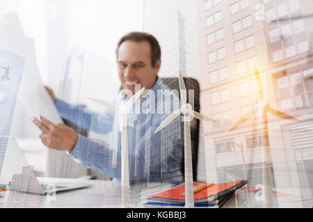 Selektiver Fokus der Windenergieanlage Modelle auf dem Tisch eines männlichen Ingenieur Stockfoto