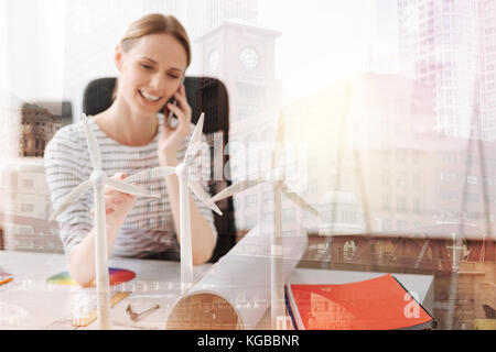 In der Nähe von Windenergieanlagen Modelle auf dem Tisch einer Ingenieurin Stockfoto