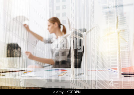 Windenergieanlage Modelle stehen auf der Tabelle der eco Ingenieur Stockfoto