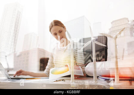 Windenergieanlage Modelle im Ingenieurbüro Stockfoto