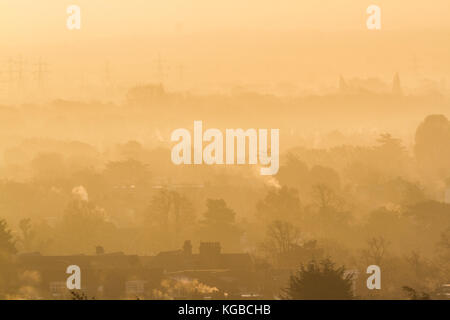 London, Großbritannien. 6 Nov, 2017. de Wetter. Wimbledon Landschaft in dunstiger Nebel an einem kalten Herbst morgen gebadet wird als Teile der britischen Erleben Frost heute Credit: Amer ghazzal/alamy leben Nachrichten Stockfoto