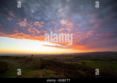 Flintshire, Norden, Großbritannien. 6 Nov, 2017. UK Wetter. Clearing skies über Nacht haben viele mit einem Kaltstart mit einigen Temperaturen in Großbritannien bis zu -4,5 C in Teilen der Linken. Einem Hügel Walker entlang eine ridgeline Pfad auf der MOEL-y-Gaer, die in den wunderschönen Sonnenaufgang und die Landschaft von ländlichen Flintshire, in der Nähe vom Dorf Rhosesmor Credit: DGDImages/Alamy leben Nachrichten Stockfoto