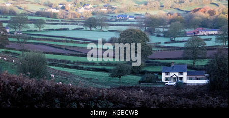 Flintshire, Norden, Großbritannien. 6 Nov, 2017. UK Wetter. Clearing skies über Nacht haben viele mit einem Kaltstart mit einigen Temperaturen in Großbritannien bis zu -4,5 C. links Ein Waliser Cottage durch das kühle Blau Landschaft umgeben, bevor die Sonne wärmt das Land im Dorf der Rhe-y-Cae Stockfoto