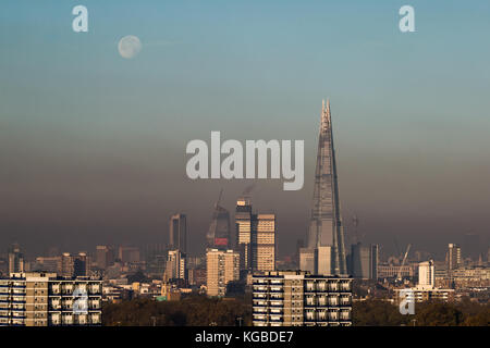 London, Großbritannien. 6 Nov, 2017. UK Wetter: Am Morgen Mond legt in der Nähe der Shard Hochhaus Gebäude mit hohen Niveaus der grauen Stadt Luftverschmutzung auf Horizont. © Guy Corbishley/Alamy leben Nachrichten Stockfoto