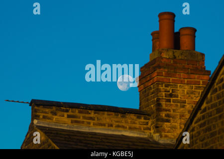 London, Großbritannien. 6 Nov, 2017. de Wetter. Blick auf den Untergang gegen Schornstein Töpfe über London nach einer sehr kalten Nacht. Credit: dinendra Haria/alamy leben Nachrichten Stockfoto