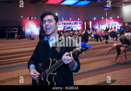 Orlando, USA. 05 Nov, 2017. November 5, 2017 - Orlando, Florida, United States - michalis Patterson von Oregon probt mit seiner Gitarre an der Jahreszeit 12 Open Call Auditions für NBC's "America's Got Talent" TV-Show am 5. November 2017 im Orange County Convention Center in Orlando, Florida Orlando ist der erste von 10 amerikanischen Städten, in denen Hörproben sind geplant. Credit: Paul Hennessy/alamy leben Nachrichten Stockfoto